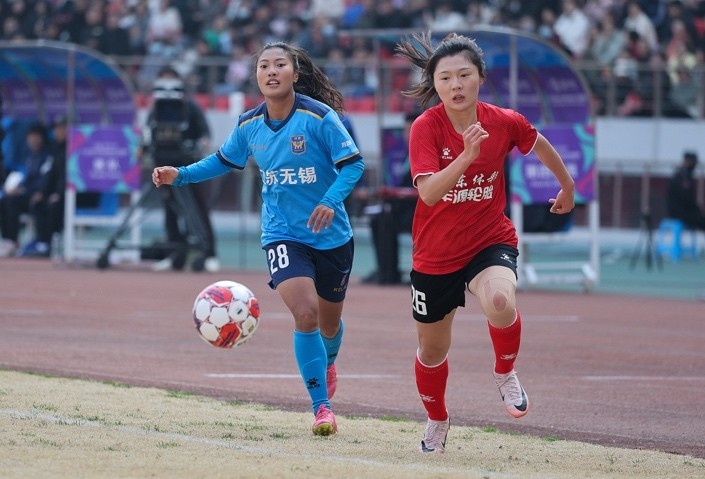 山东体彩女足队员孙方欣(图右红衣)凭借在联赛中的突破表现,去年入选了女足国家队