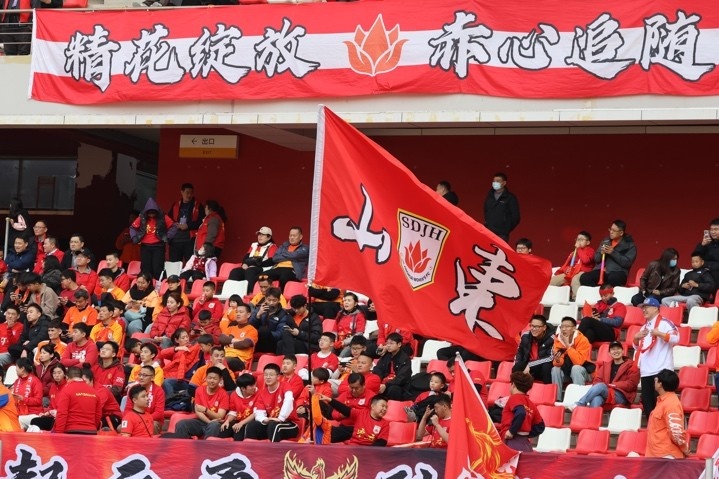 主场上万名球迷的呐喊助威,给山东体彩女足征战女超增添了能量与动力